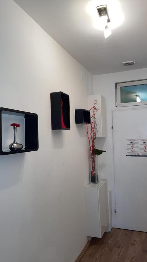 Vibrant Red Apartment I Contactless Check-In เวียนนา ภายนอก รูปภาพ