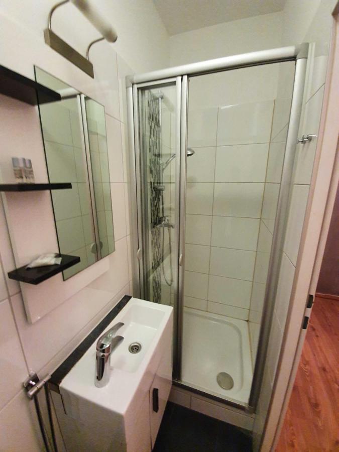 Vibrant Red Apartment I Contactless Check-In เวียนนา ภายนอก รูปภาพ